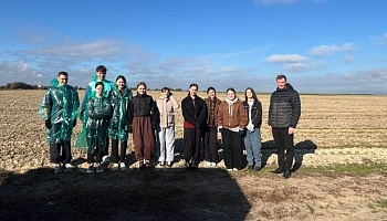 学生在教室里专注听讲学习