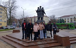 Историческая <b>память</b>: студенты МДФ организовали экскурсию по местам боевой славы Гомеля для иностранных студентов
