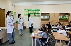 «<b>Школа маленького доктора</b>»: волонтеры «ПУЛЬСа» рассказали второклассникам о профессии врача