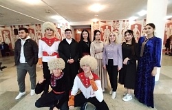 Зажигательная лезгинка и национальные костюмы на «Рождественской сказке» в БелГУТе