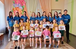 Радость, улыбки и сладкие гостинцы подарили детям волонтеры в преддверии Великого праздника Пасхи