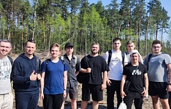 «Подари лесу новую жизнь». Студенты и сотрудники ГомГМУ продолжают помогать восстанавливать леса на Гомельщине